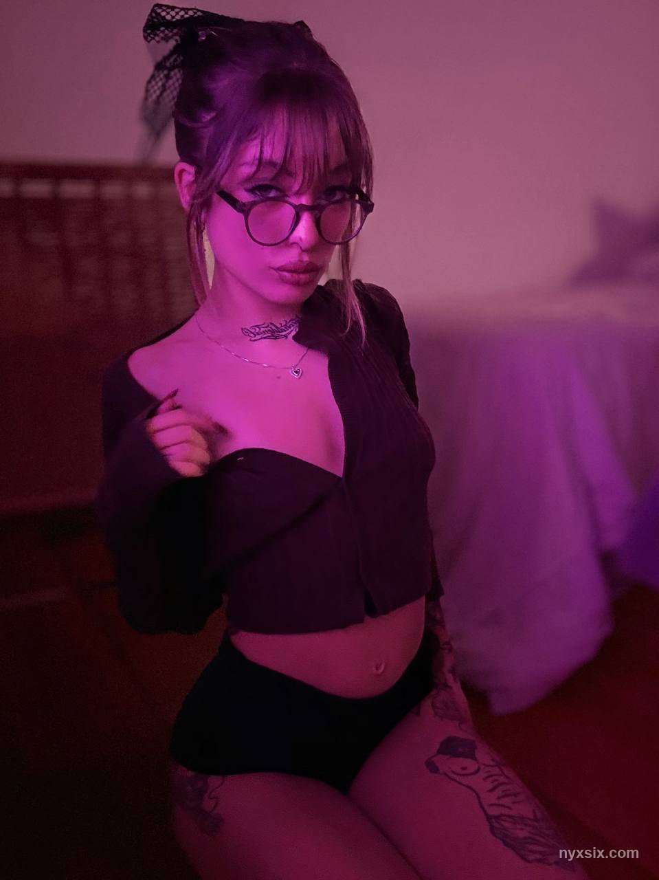 NYX SIX lenceria modelo webcam tatuada