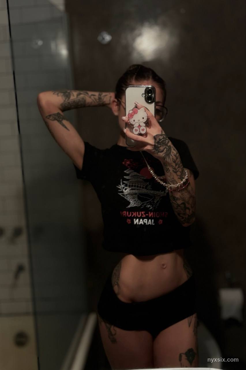 NYX SIX lenceria modelo webcam tatuada