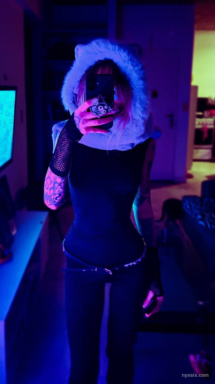 NYX SIX lenceria modelo webcam tatuada