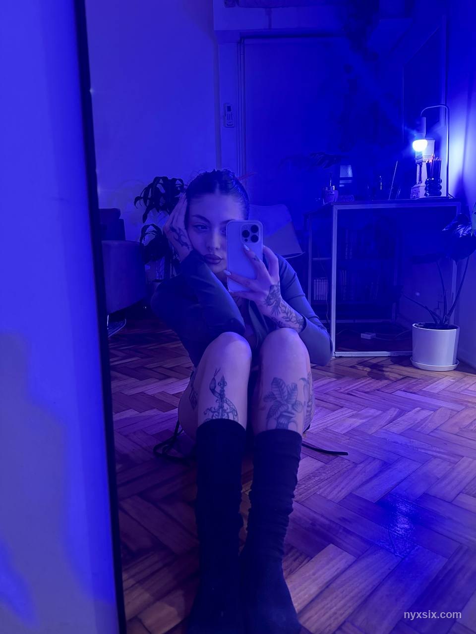 NYX SIX lenceria modelo webcam tatuada