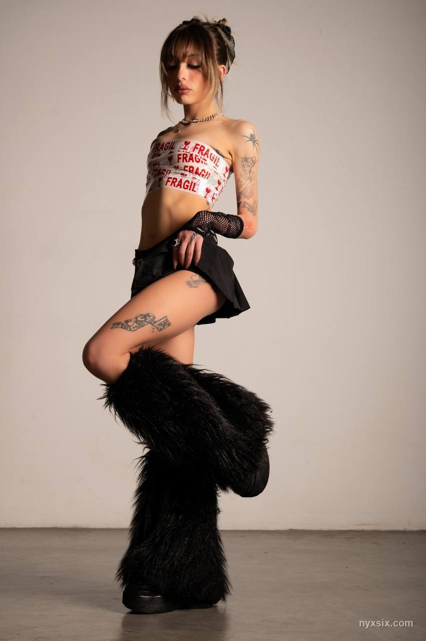 NYX SIX sexy modelo webcam tatuada