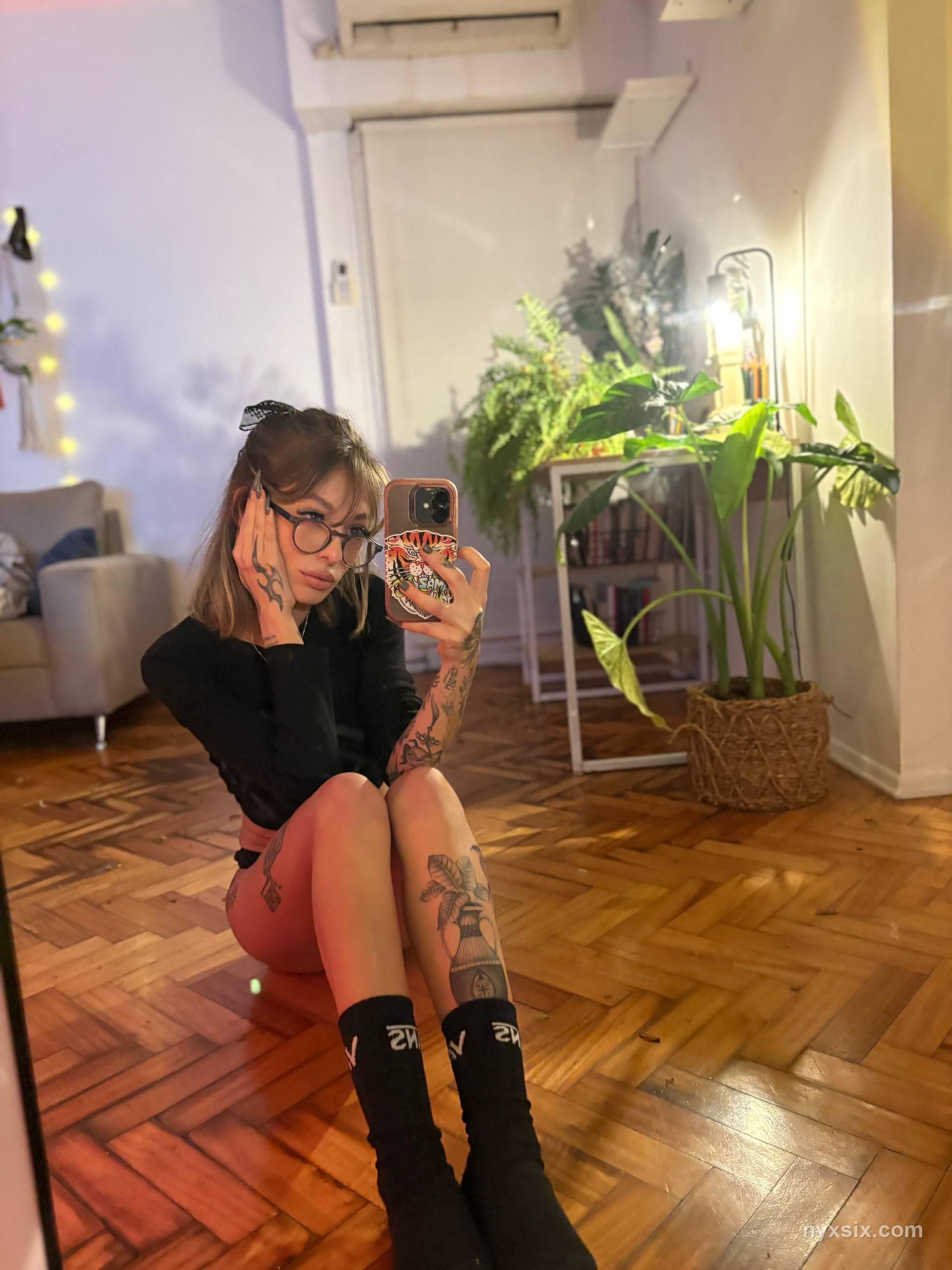 NYX SIX sexy modelo webcam tatuada