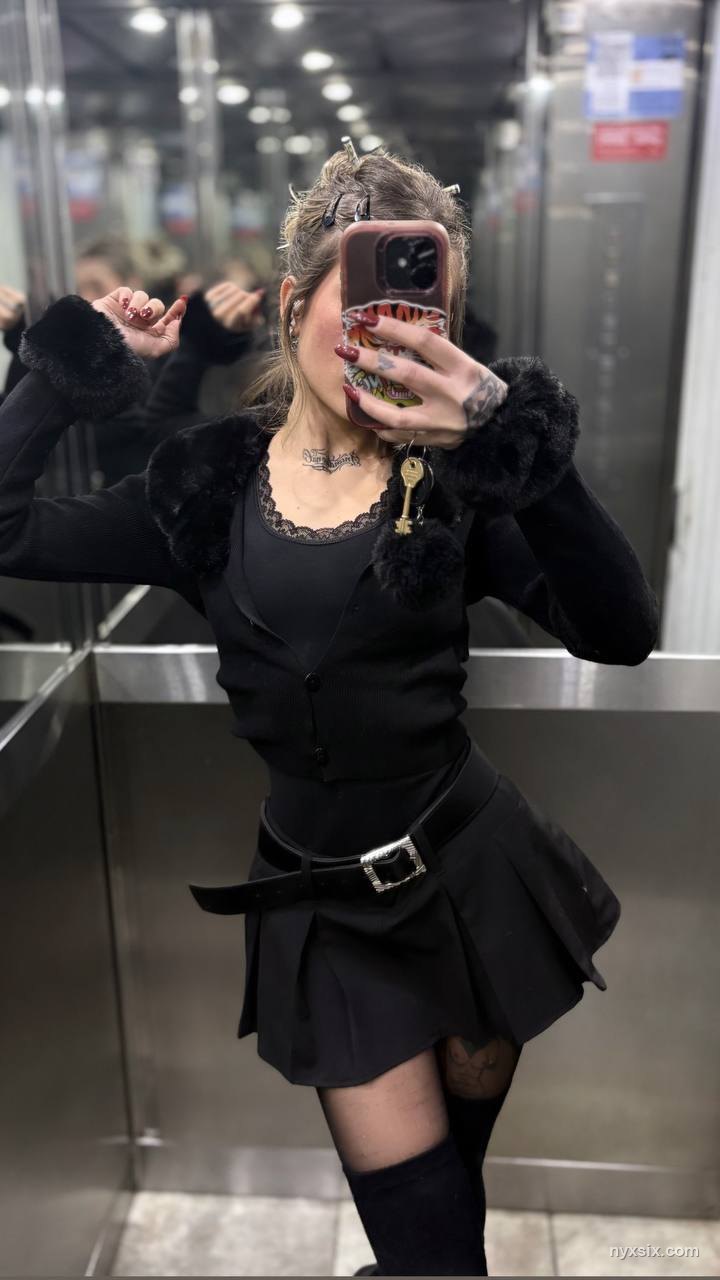 NYX SIX sexy modelo webcam tatuada