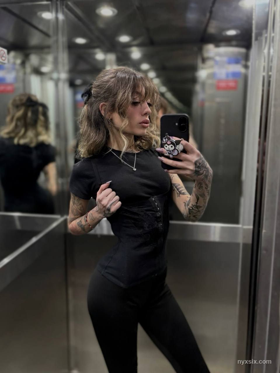 NYX SIX sexy modelo webcam tatuada
