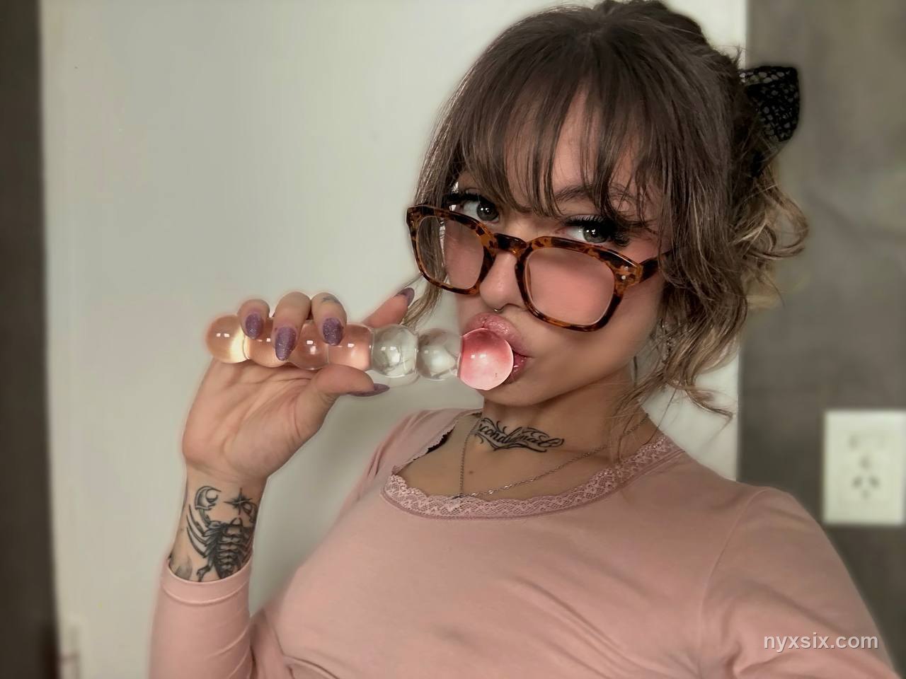 NYX SIX sexy modelo webcam tatuada